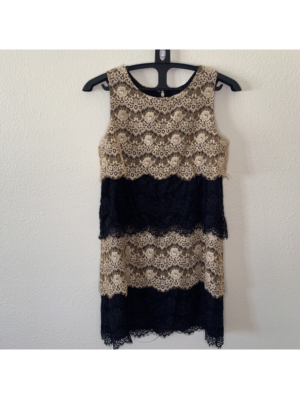 Jessica Simpson Women's Lace Dress Size 10 Sleeveless Tiered Scallop Shift Lined